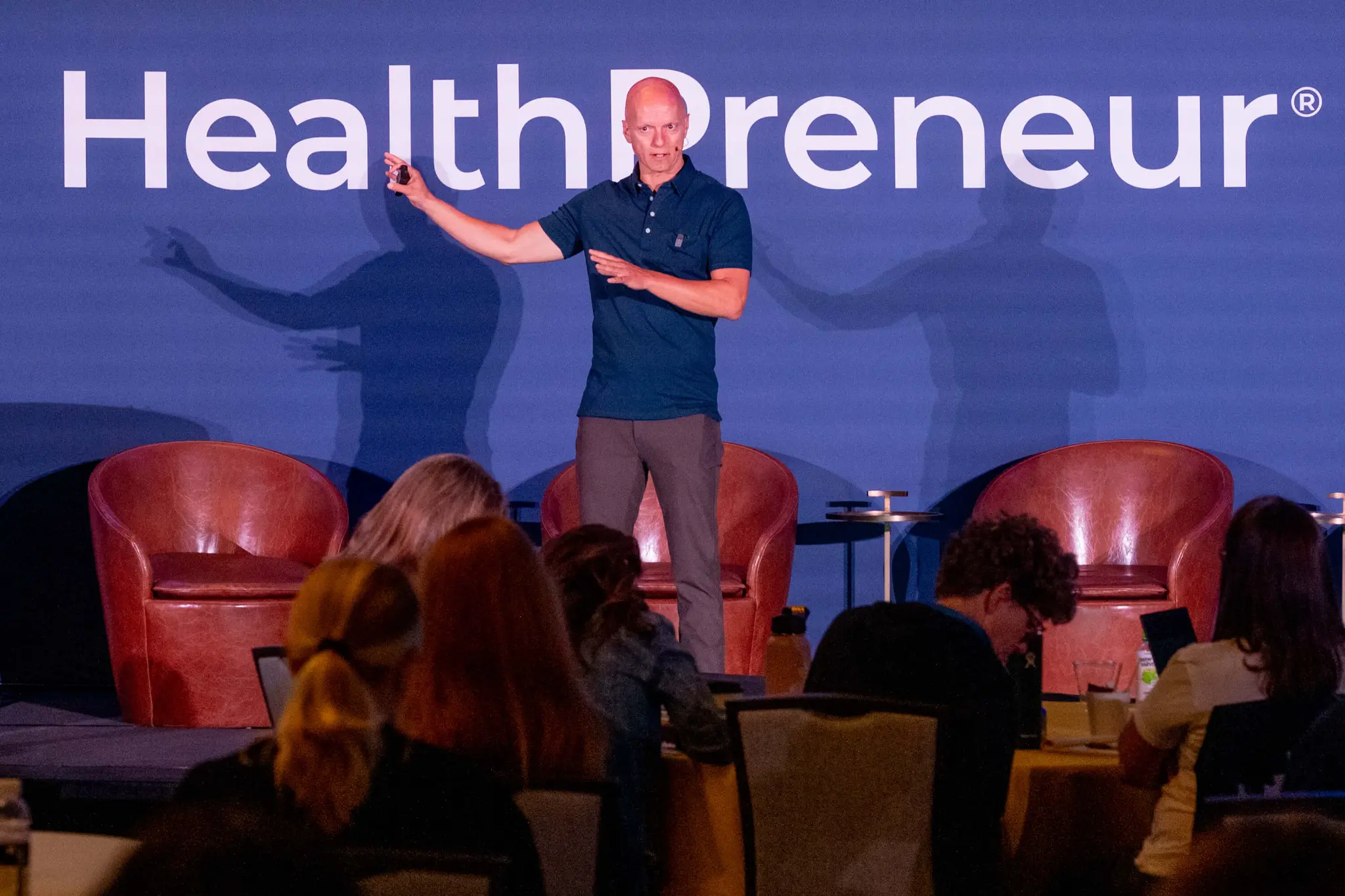 Yuri Elkaim speaking to Healthpreneur professionals from the stage